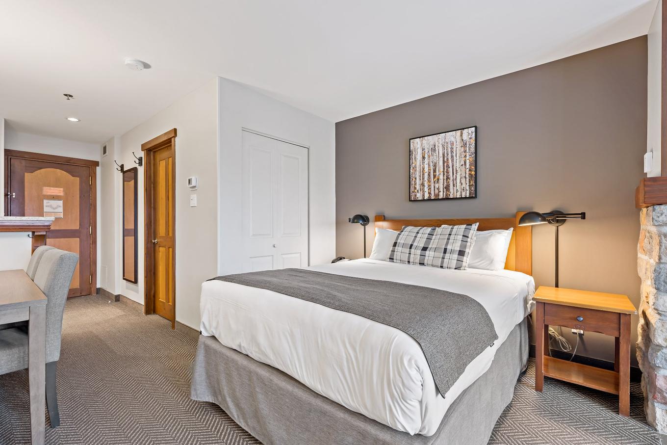 Chambre à coucher - 320-151 Ch. Du Curé-Deslauriers, Mont-Tremblant, QC - Indoor Photo Showing Bedroom