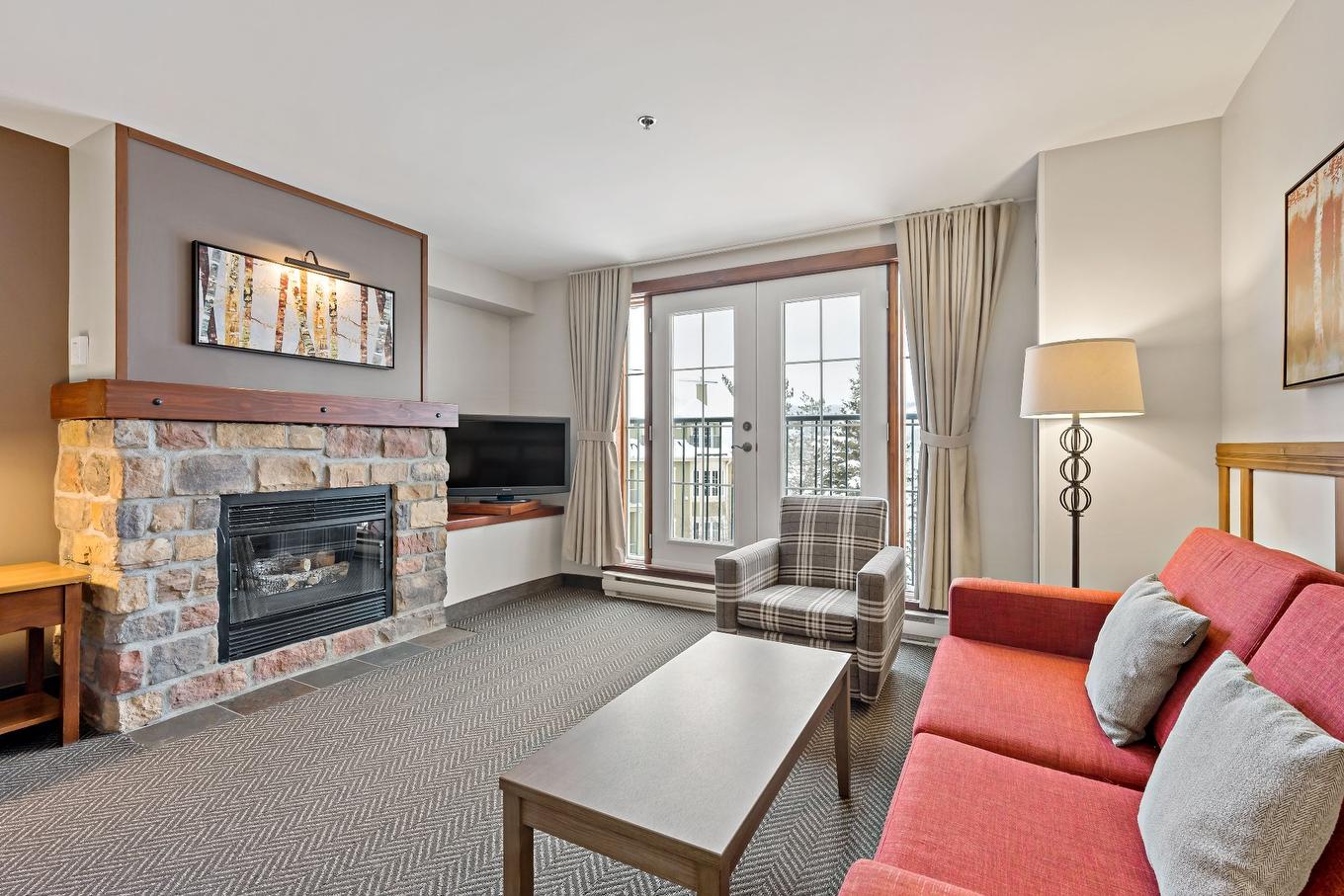 Salon - 320-151 Ch. Du Curé-Deslauriers, Mont-Tremblant, QC - Indoor Photo Showing Living Room With Fireplace