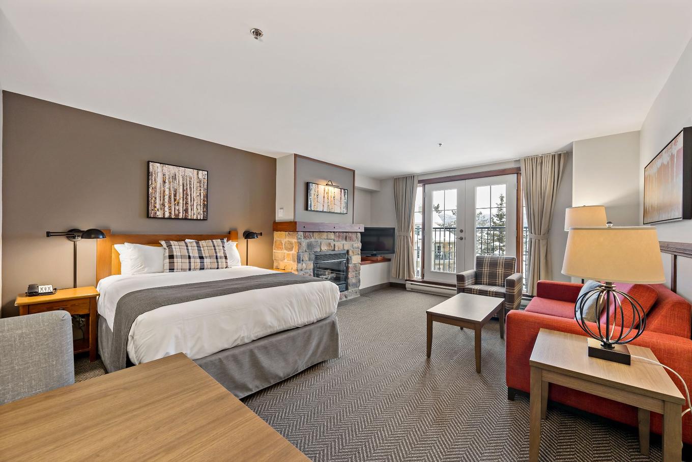 Vue d'ensemble - 320-151 Ch. Du Curé-Deslauriers, Mont-Tremblant, QC - Indoor Photo Showing Living Room With Fireplace