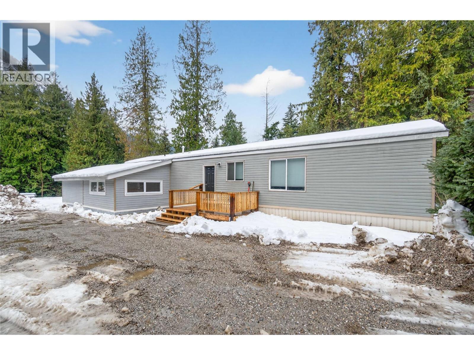 3277 Loschinski Road, Revelstoke, BC