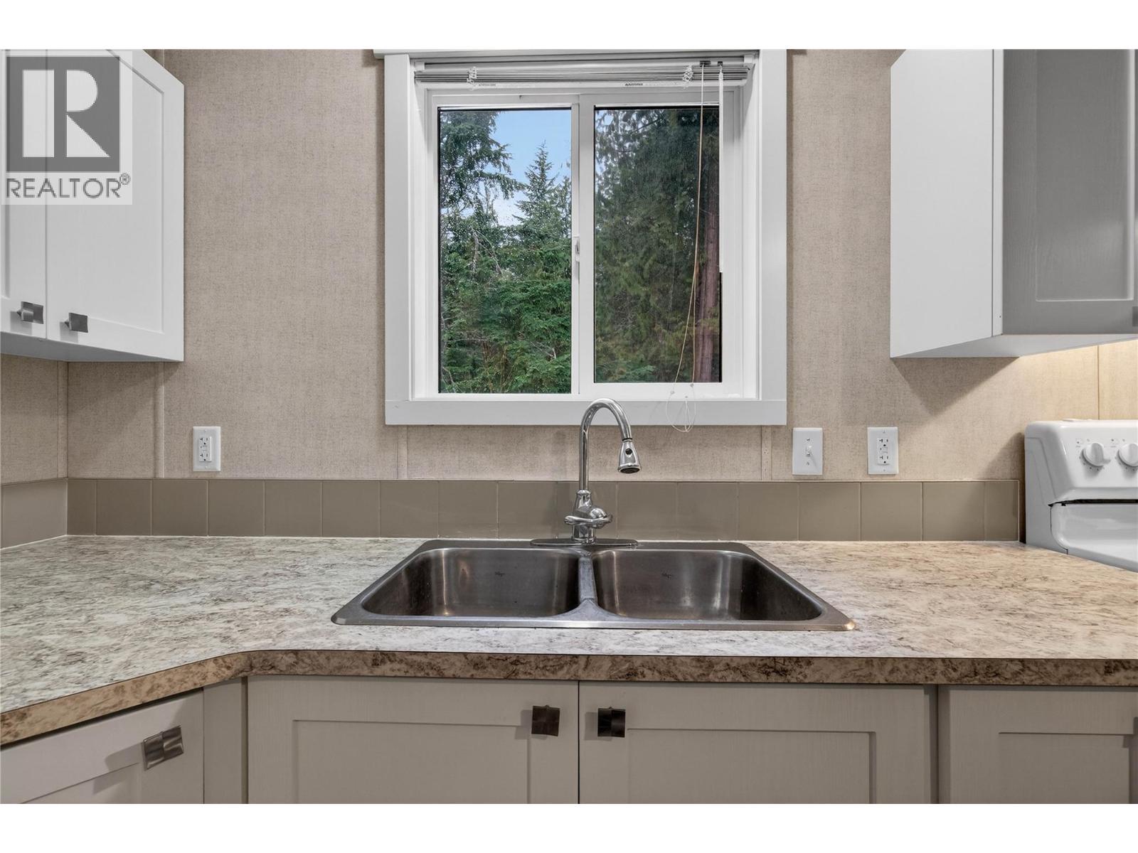 3277 Loschinski Road, Revelstoke, BC