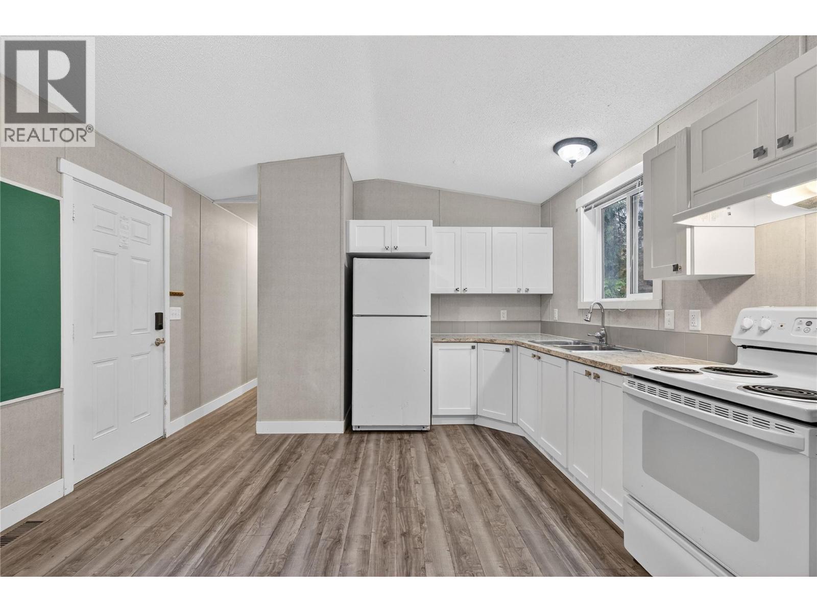 3277 Loschinski Road, Revelstoke, BC