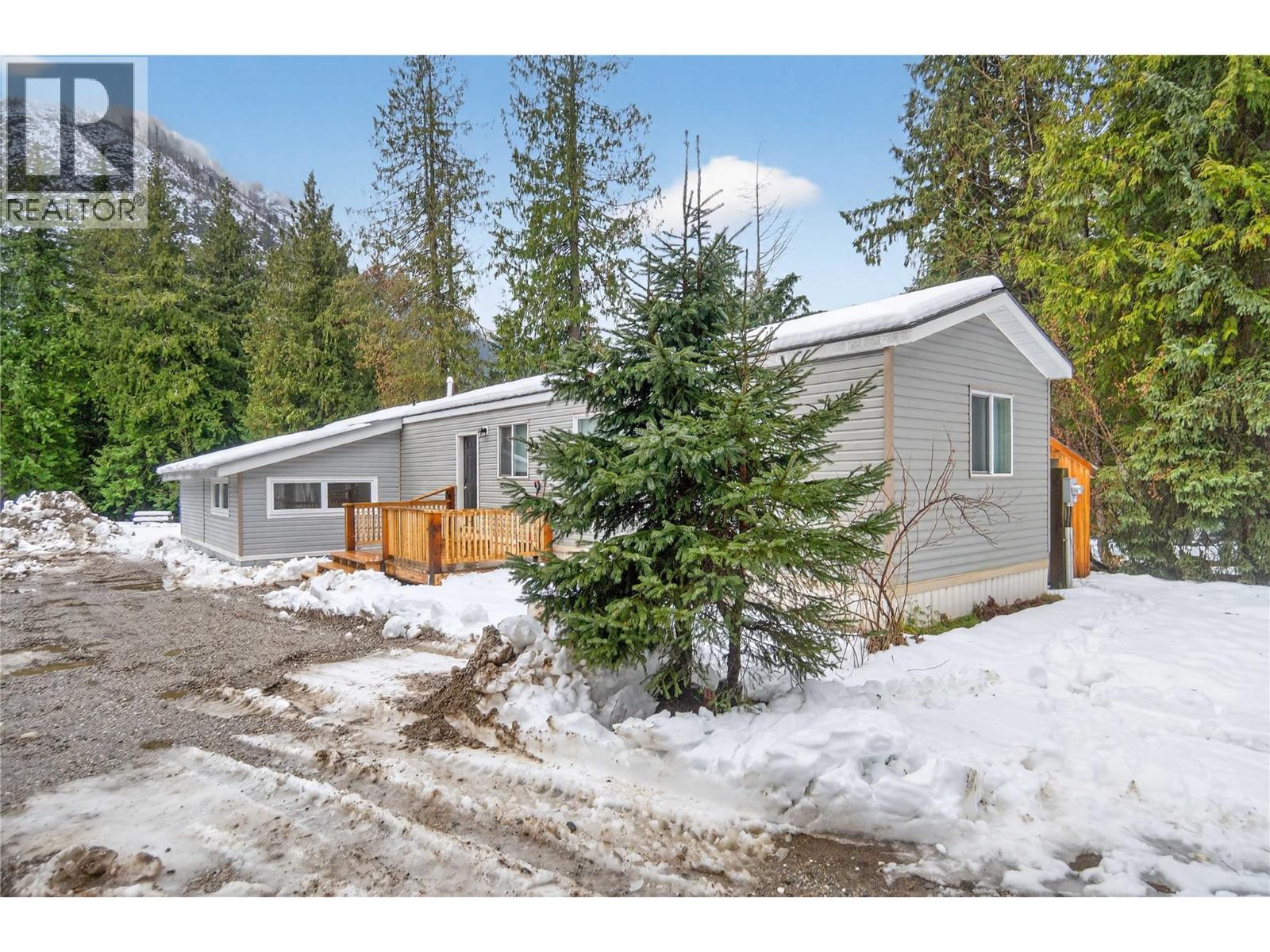 3277 Loschinski Road, Revelstoke, BC