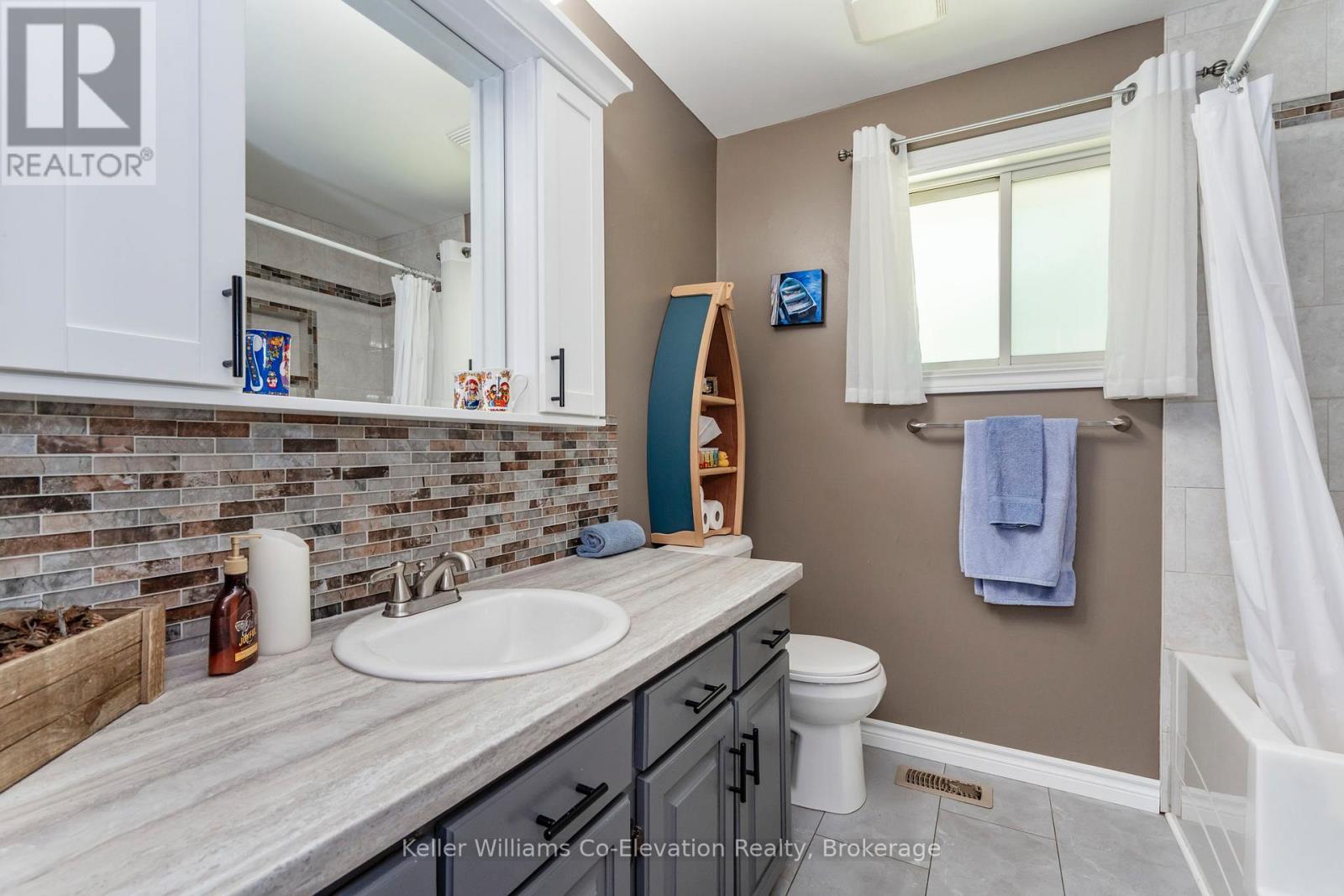 16 Mundy Avenue, Tiny, ON - Indoor Photo Showing Bathroom