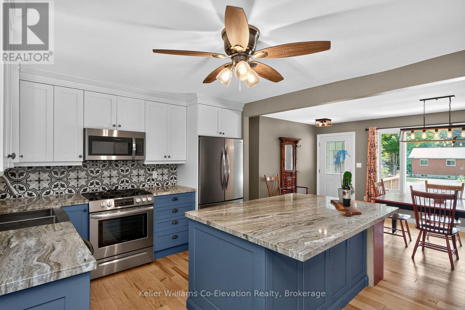 16 Mundy Avenue, Tiny, ON - Indoor Photo Showing Kitchen With Upgraded Kitchen