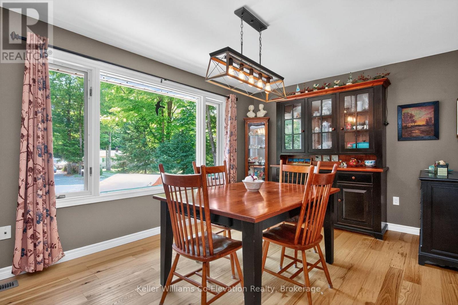 16 Mundy Avenue, Tiny, ON - Indoor Photo Showing Dining Room
