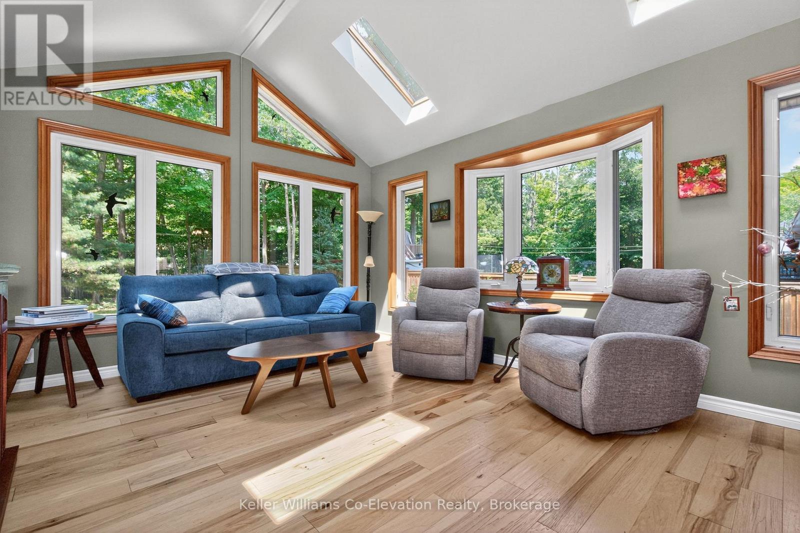 16 Mundy Avenue, Tiny, ON - Indoor Photo Showing Living Room