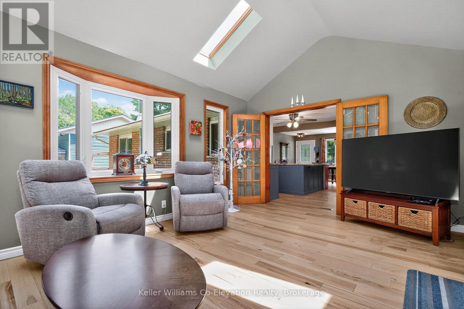 16 Mundy Avenue, Tiny, ON - Indoor Photo Showing Living Room