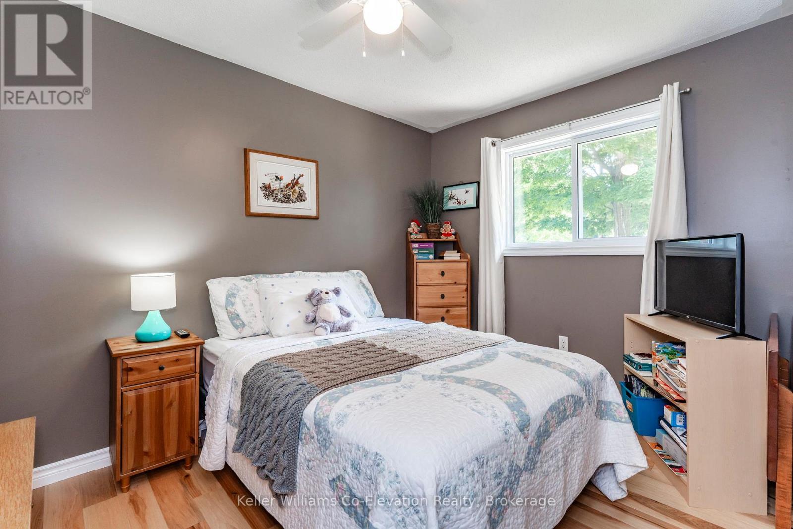 16 Mundy Avenue, Tiny, ON - Indoor Photo Showing Bedroom