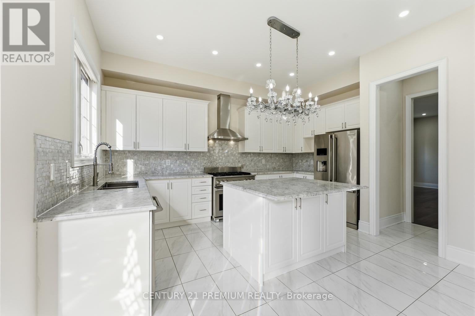 18 Landview Road, Brampton, ON - Indoor Photo Showing Kitchen With Upgraded Kitchen