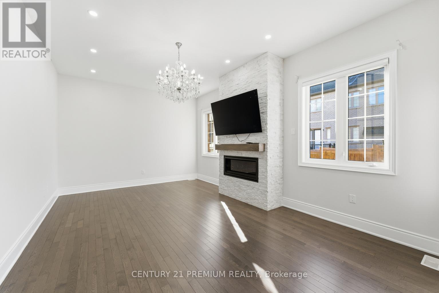 18 Landview Road, Brampton, ON - Indoor With Fireplace