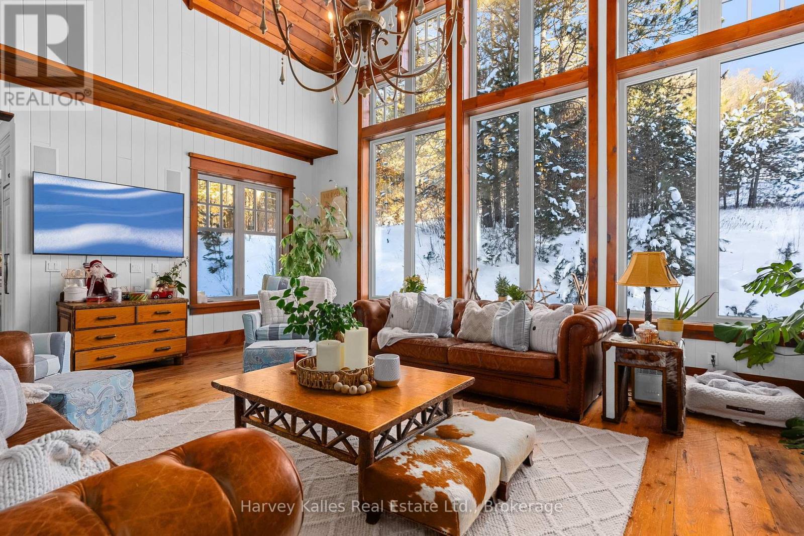 1074 Tally Ho Winter Park Road, Lake Of Bays (Sinclair), ON - Indoor Photo Showing Living Room