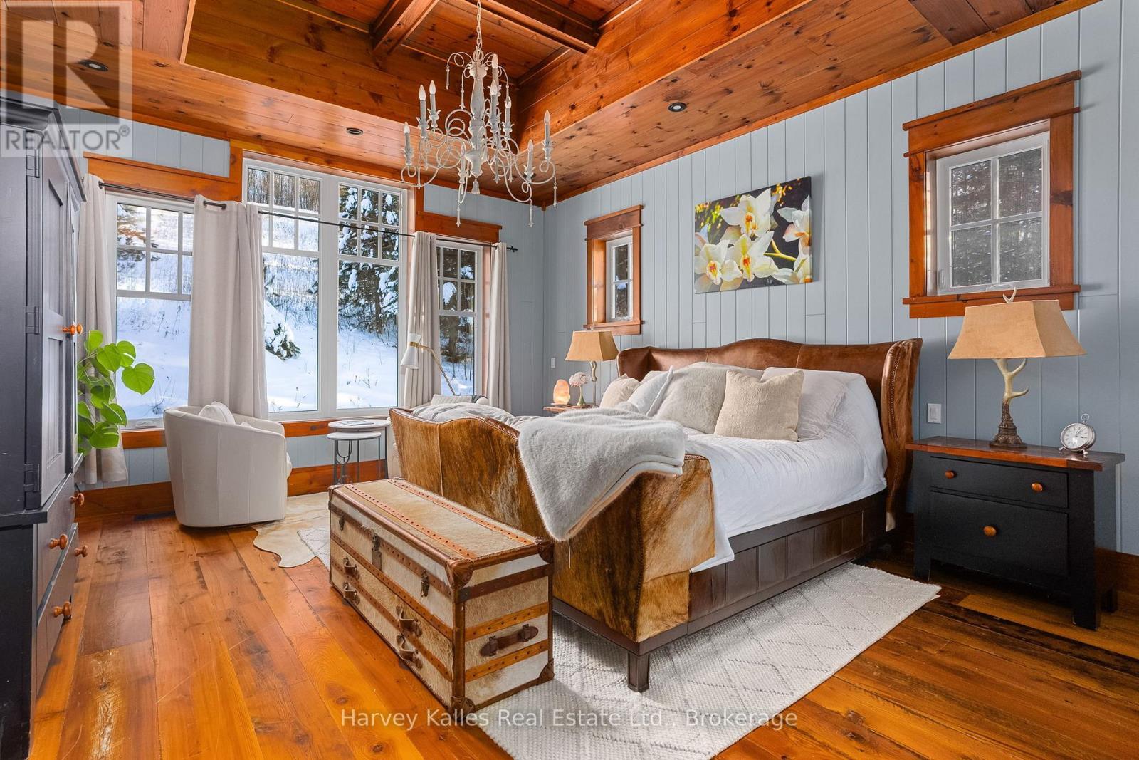 1074 Tally Ho Winter Park Road, Lake Of Bays (Sinclair), ON - Indoor Photo Showing Bedroom