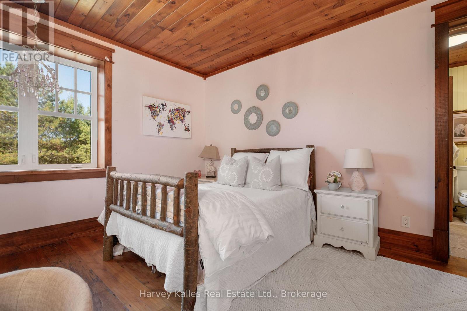 1074 Tally Ho Winter Park Road, Lake Of Bays (Sinclair), ON - Indoor Photo Showing Bedroom