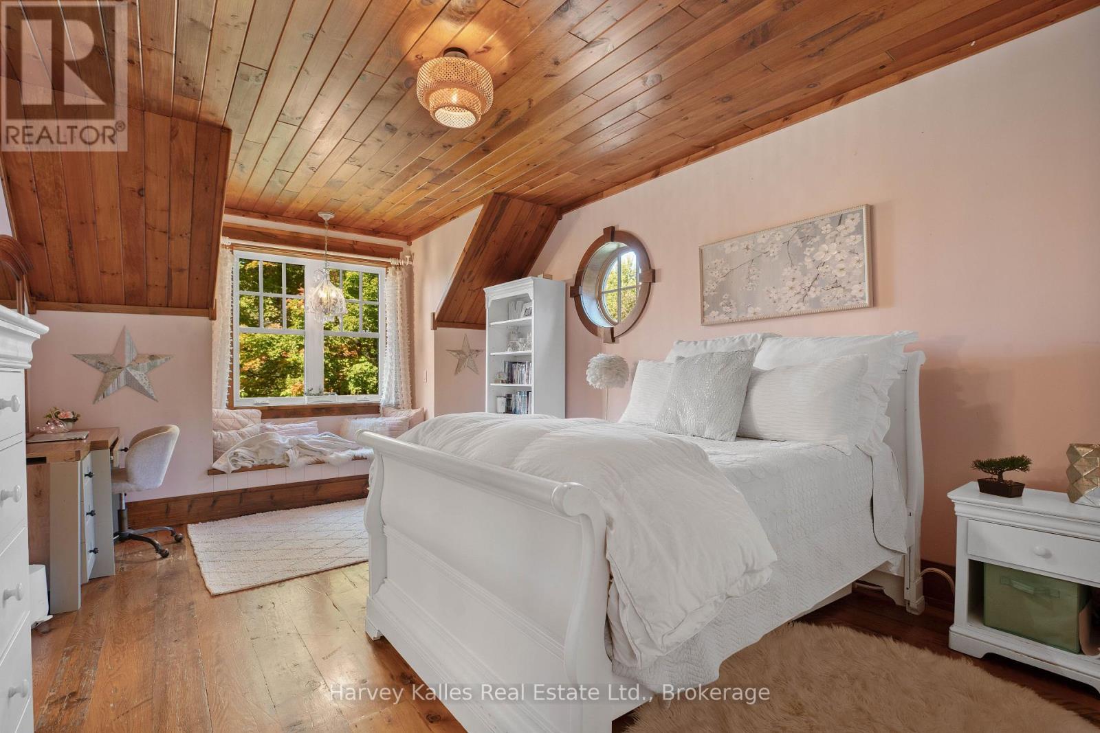 1074 Tally Ho Winter Park Road, Lake Of Bays (Sinclair), ON - Indoor Photo Showing Bedroom