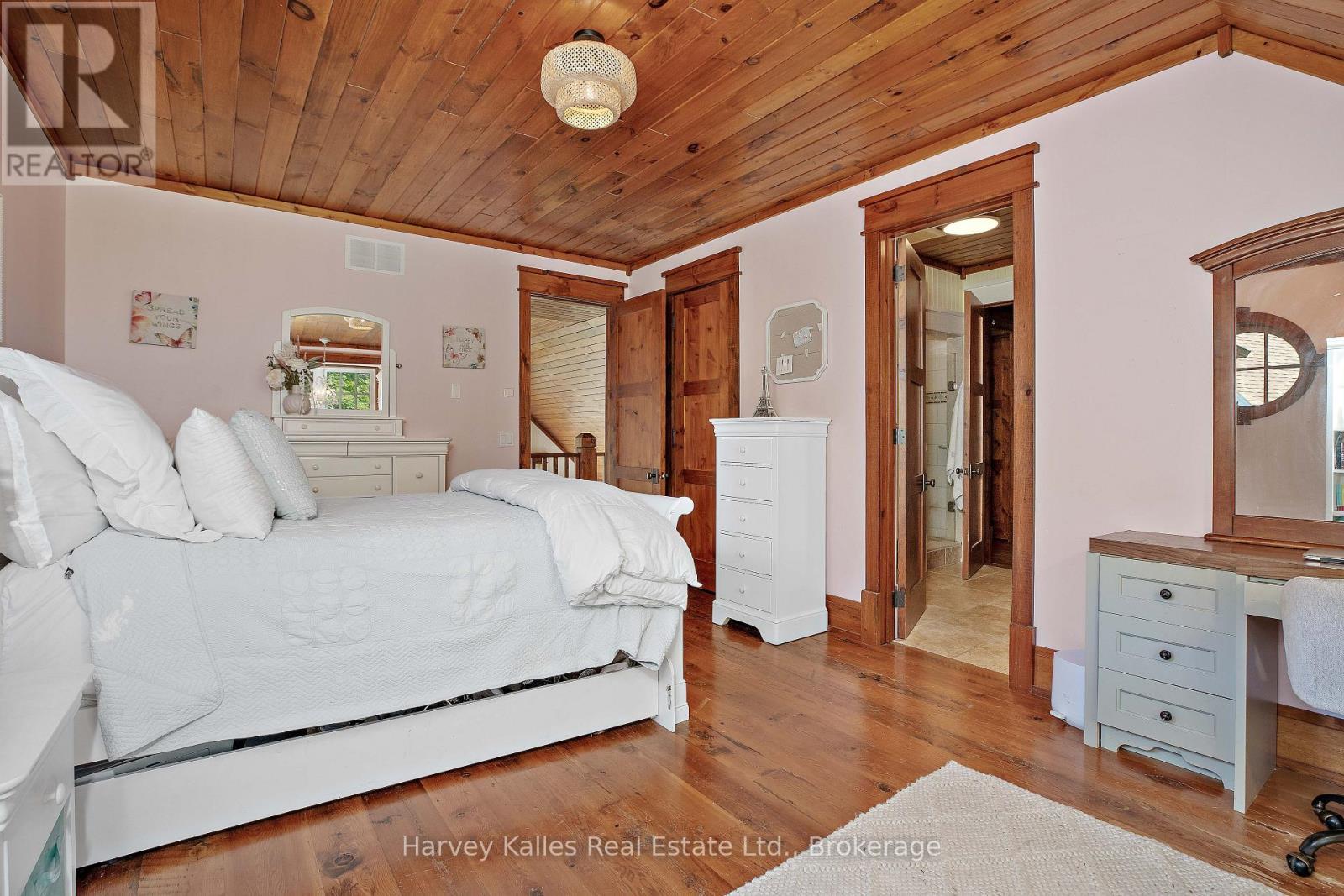 1074 Tally Ho Winter Park Road, Lake Of Bays (Sinclair), ON - Indoor Photo Showing Bedroom