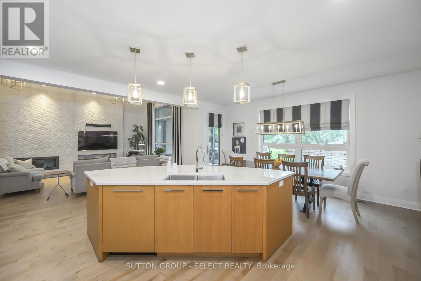 346 Bradwell Chase, London North (North R), ON - Indoor Photo Showing Kitchen With Upgraded Kitchen