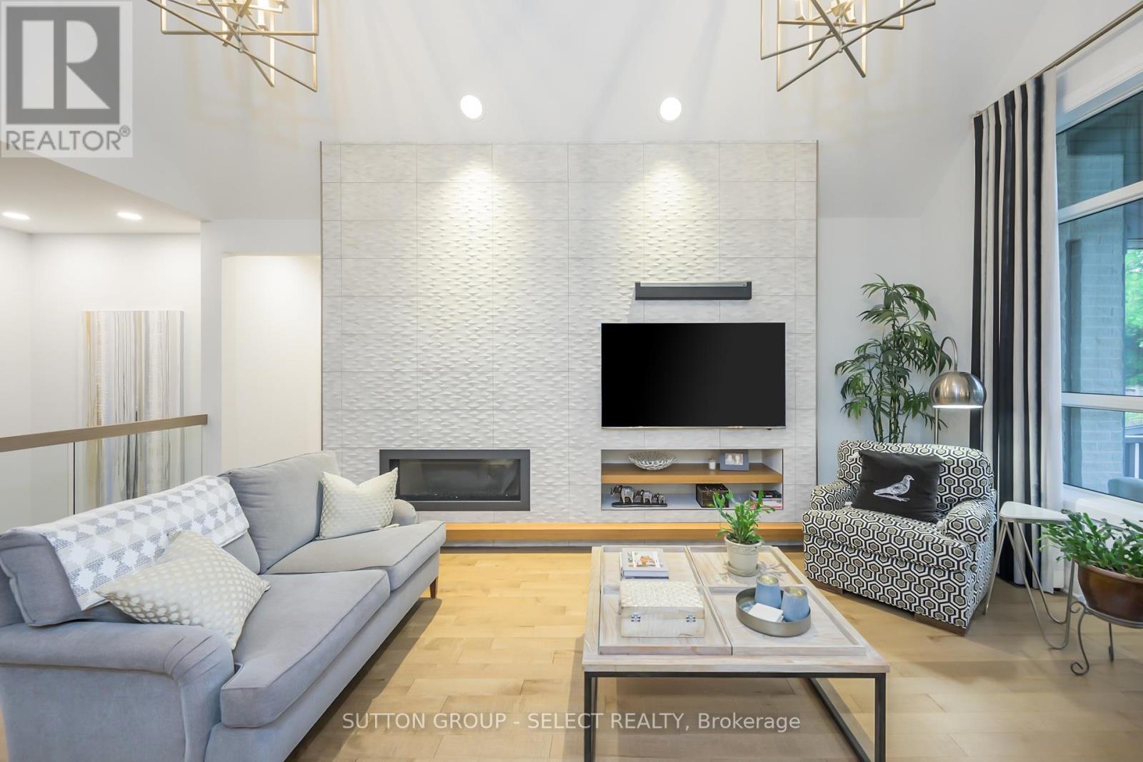 346 Bradwell Chase, London North (North R), ON - Indoor Photo Showing Living Room With Fireplace