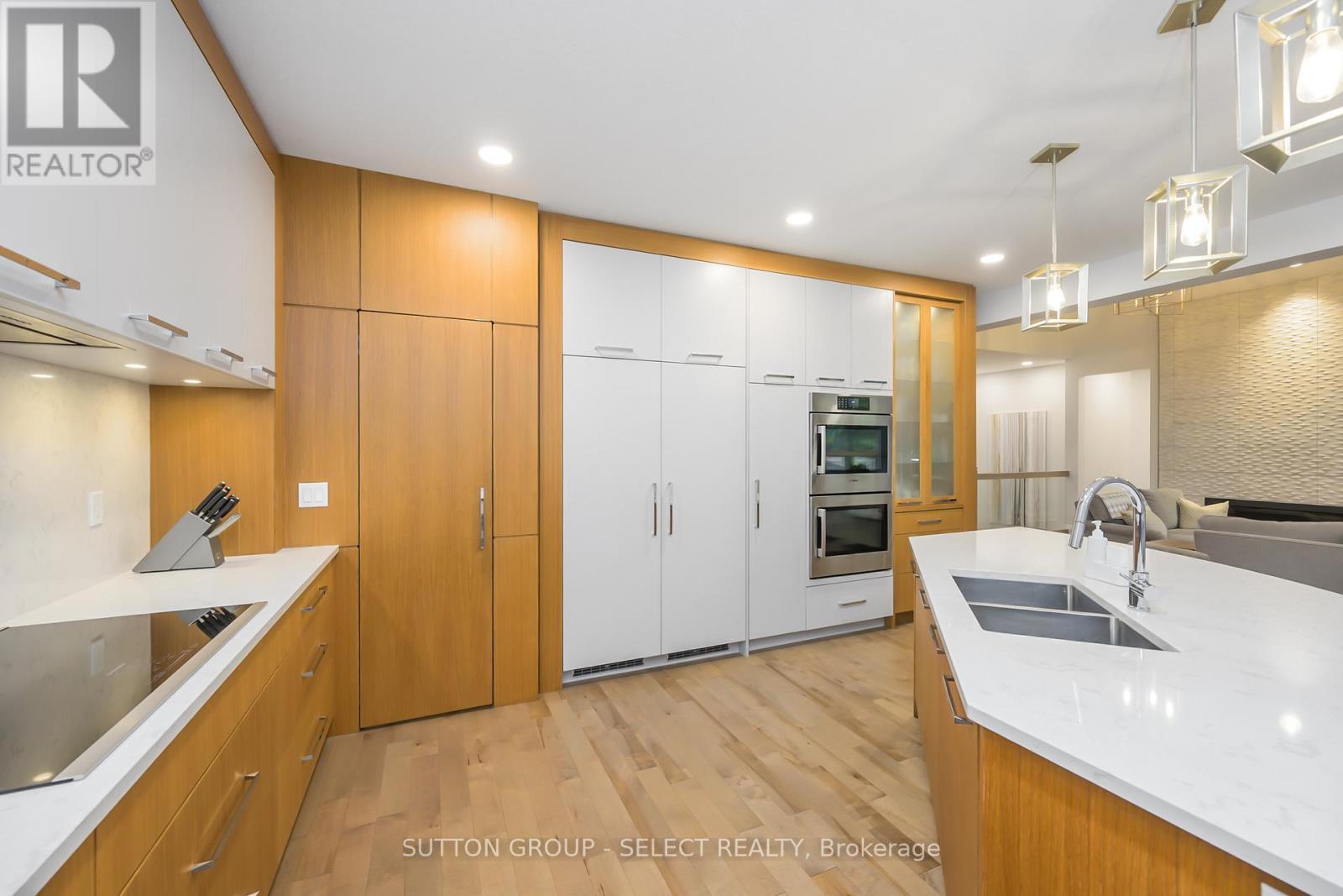 346 Bradwell Chase, London North (North R), ON - Indoor Photo Showing Kitchen With Double Sink With Upgraded Kitchen