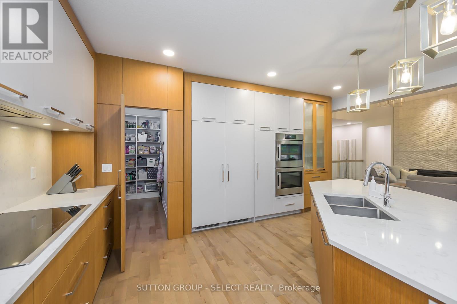 346 Bradwell Chase, London North (North R), ON - Indoor Photo Showing Kitchen With Double Sink With Upgraded Kitchen