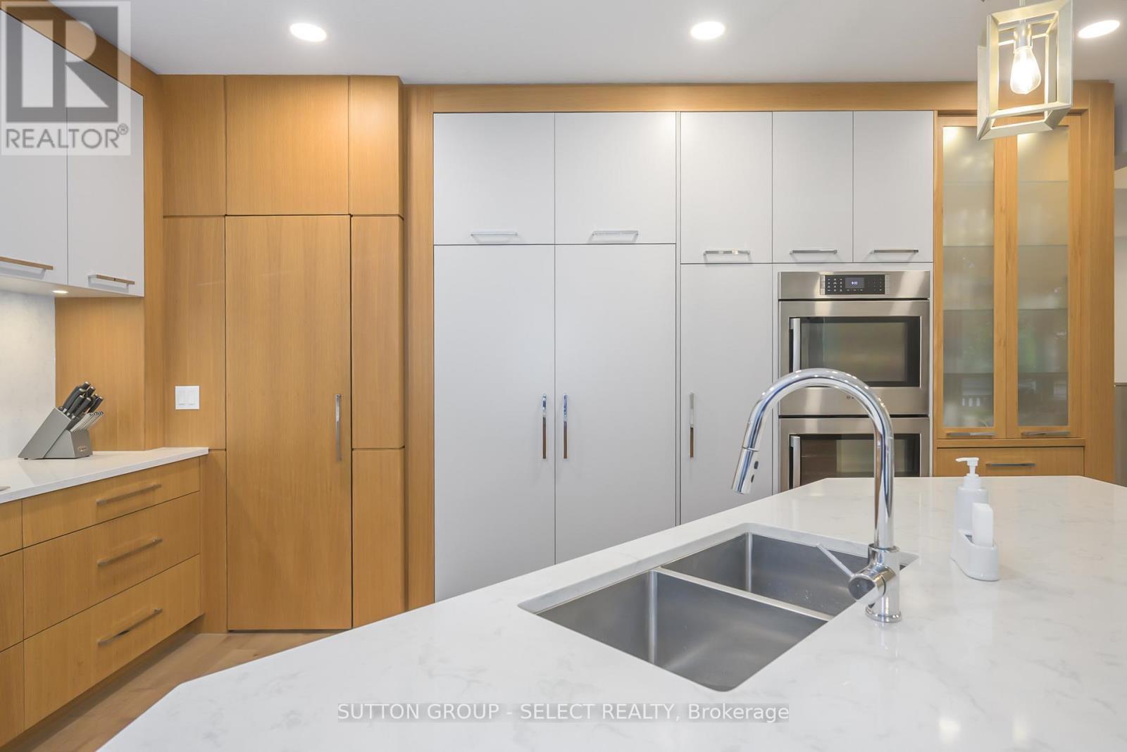 346 Bradwell Chase, London North (North R), ON - Indoor Photo Showing Kitchen With Double Sink