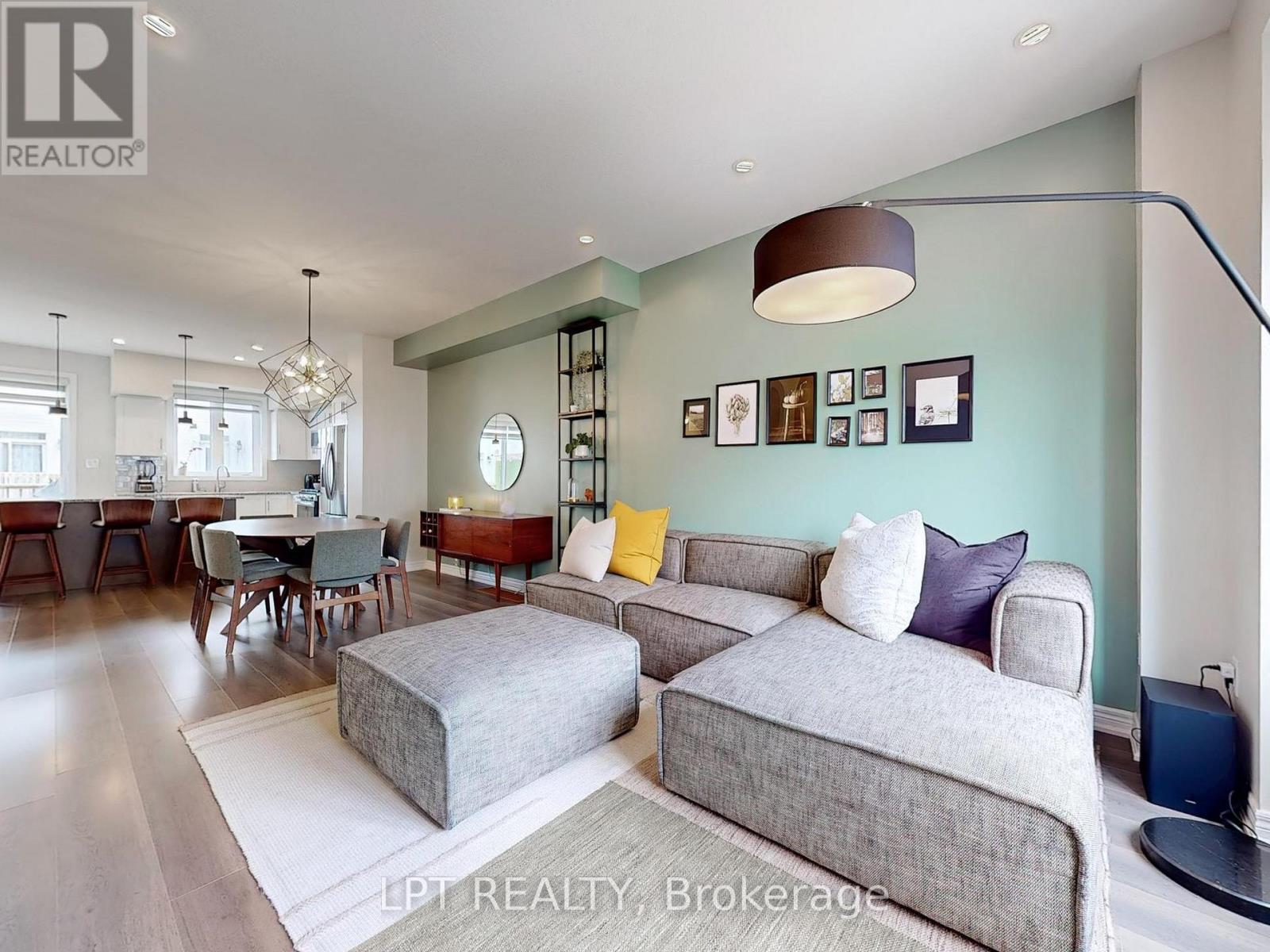 10 Snowberry Lane, Hamilton, ON - Indoor Photo Showing Living Room