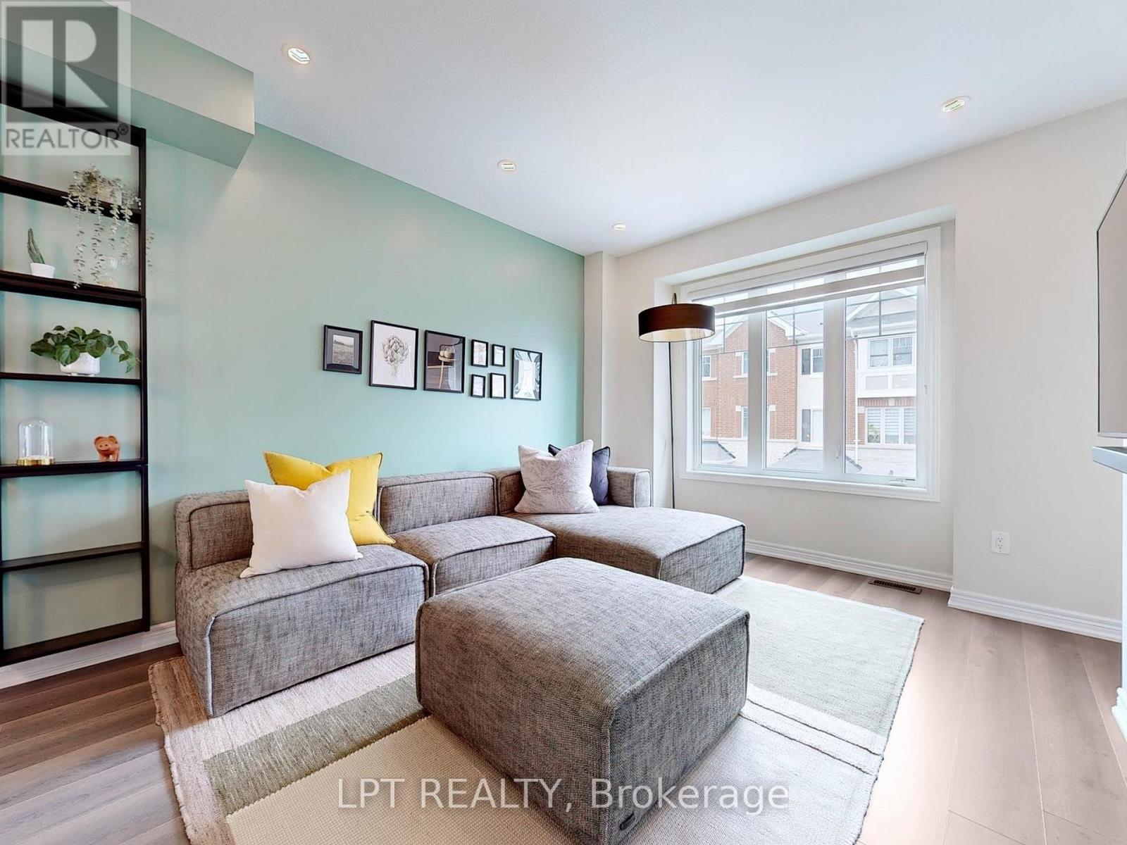 10 Snowberry Lane, Hamilton, ON - Indoor Photo Showing Living Room