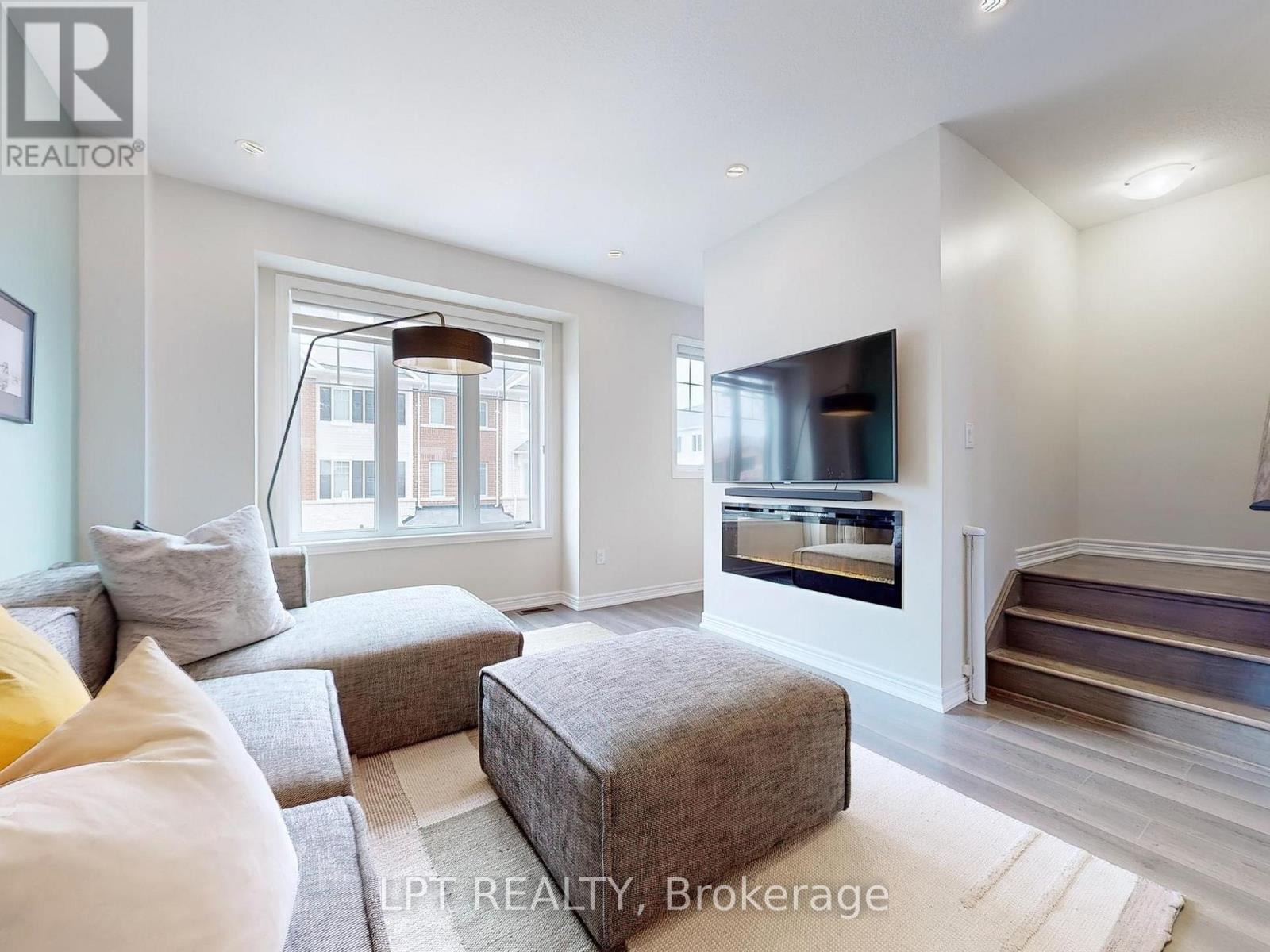 10 Snowberry Lane, Hamilton, ON - Indoor Photo Showing Living Room