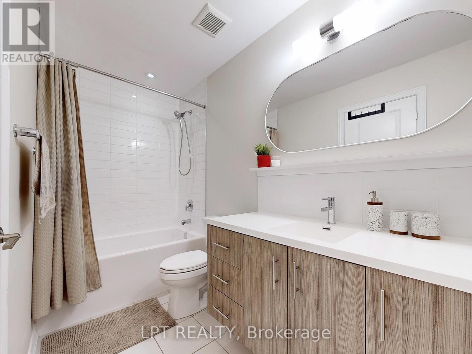 10 Snowberry Lane, Hamilton, ON - Indoor Photo Showing Bathroom
