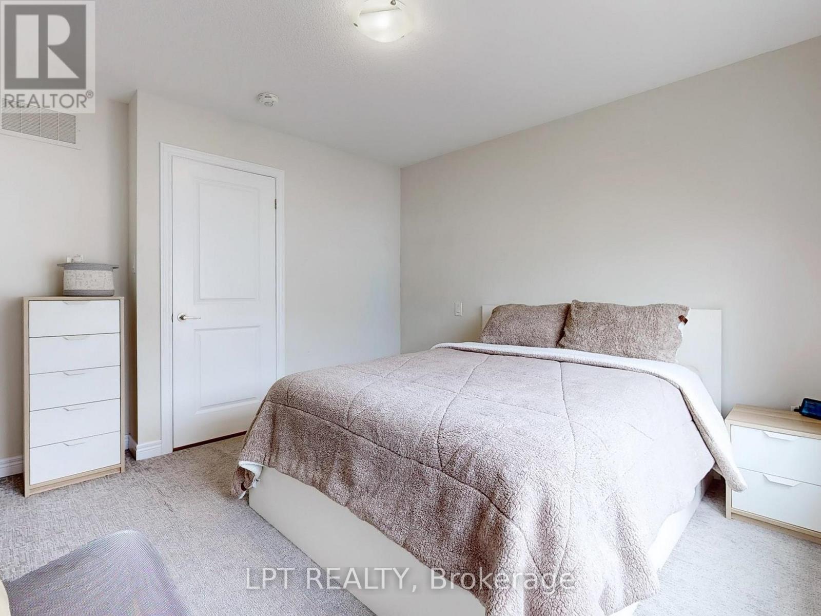 10 Snowberry Lane, Hamilton, ON - Indoor Photo Showing Bedroom
