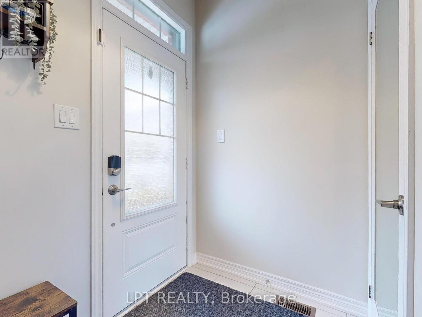 10 Snowberry Lane, Hamilton, ON - Indoor Photo Showing Other Room