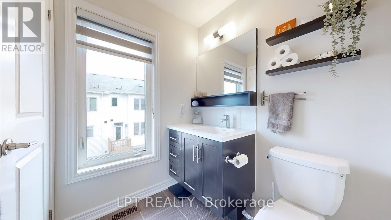 10 Snowberry Lane, Hamilton, ON - Indoor Photo Showing Bathroom