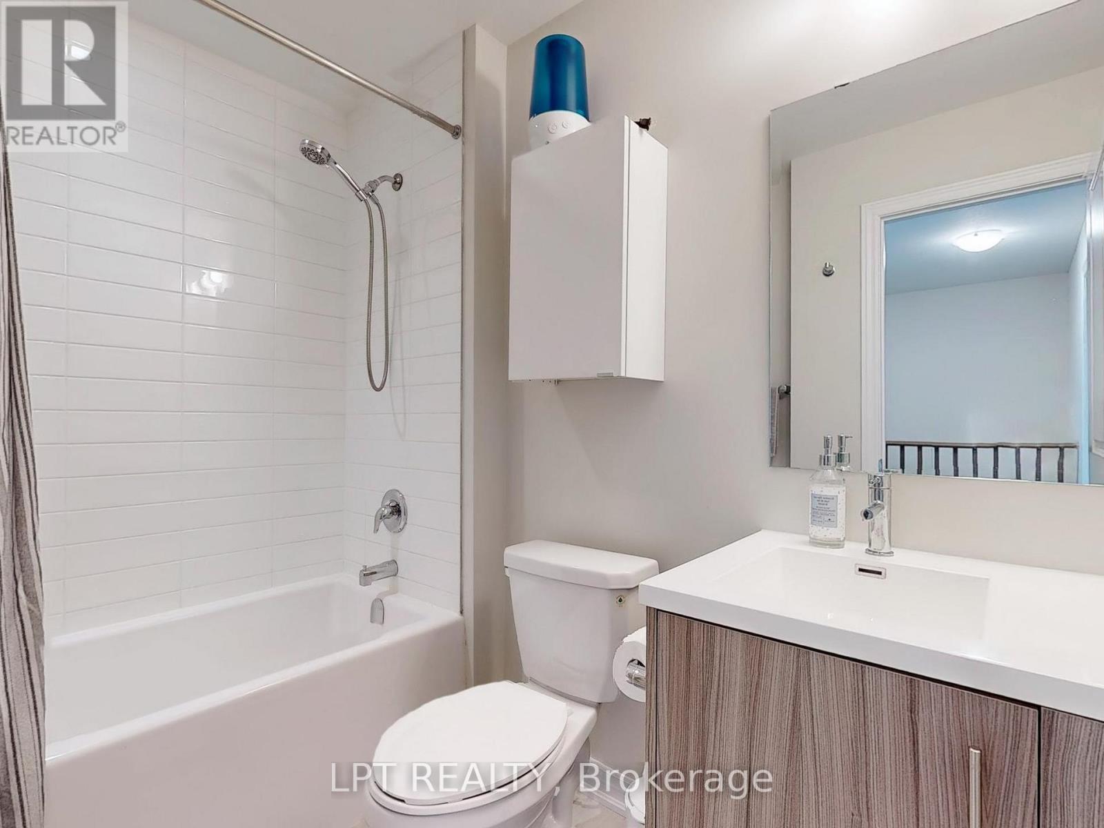10 Snowberry Lane, Hamilton, ON - Indoor Photo Showing Bathroom