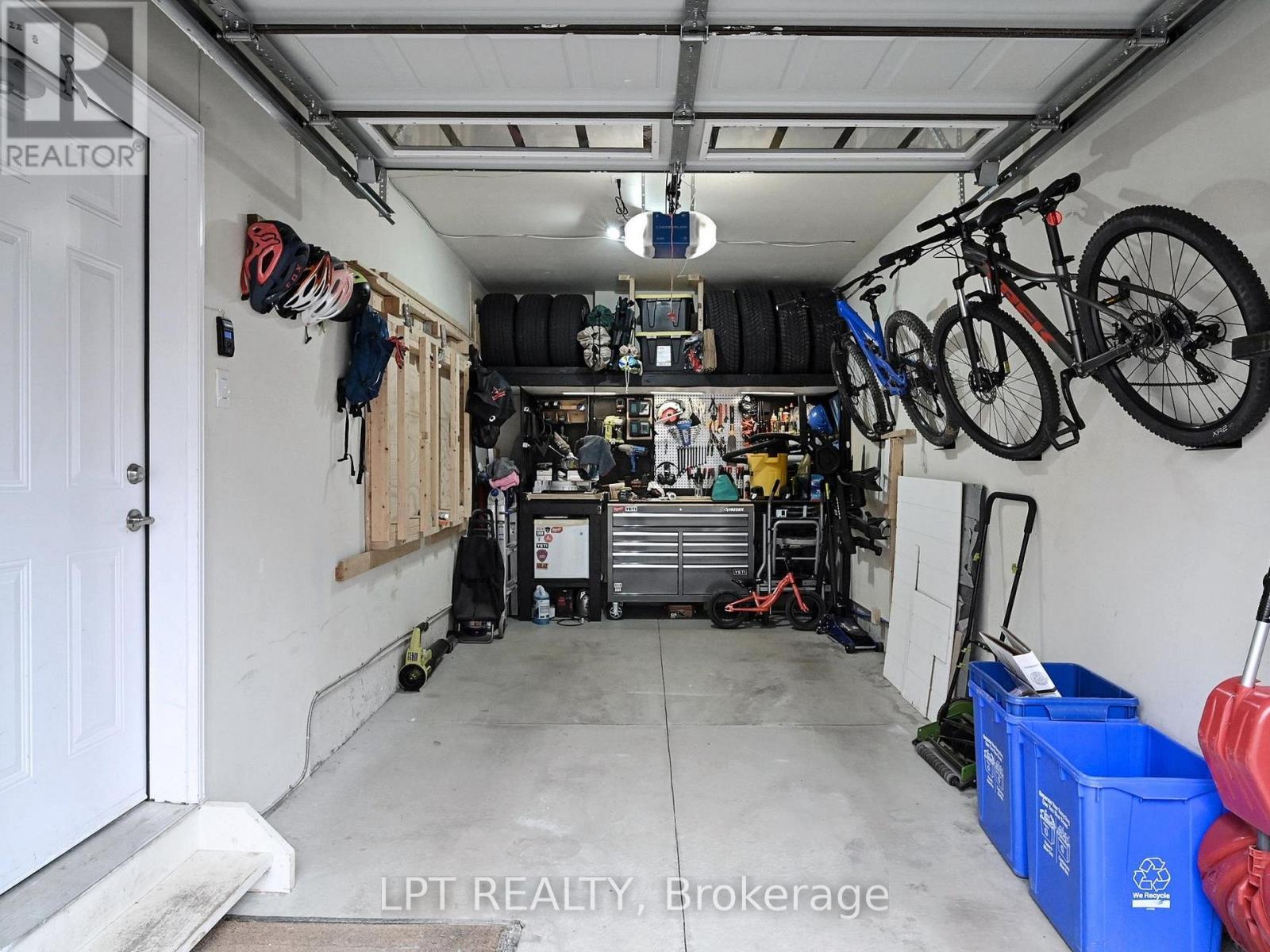 10 Snowberry Lane, Hamilton, ON - Indoor Photo Showing Garage