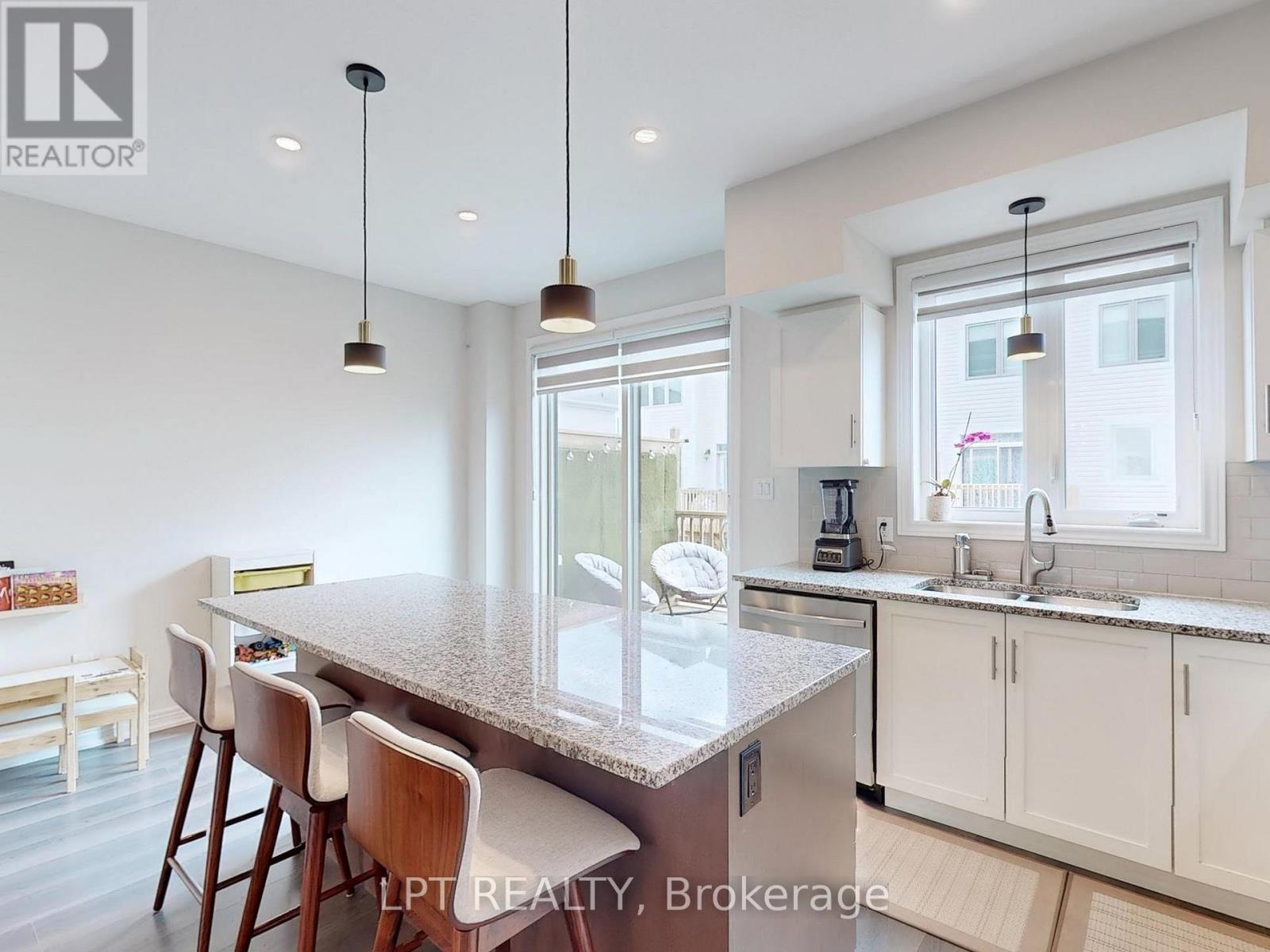 10 Snowberry Lane, Hamilton, ON - Indoor Photo Showing Kitchen