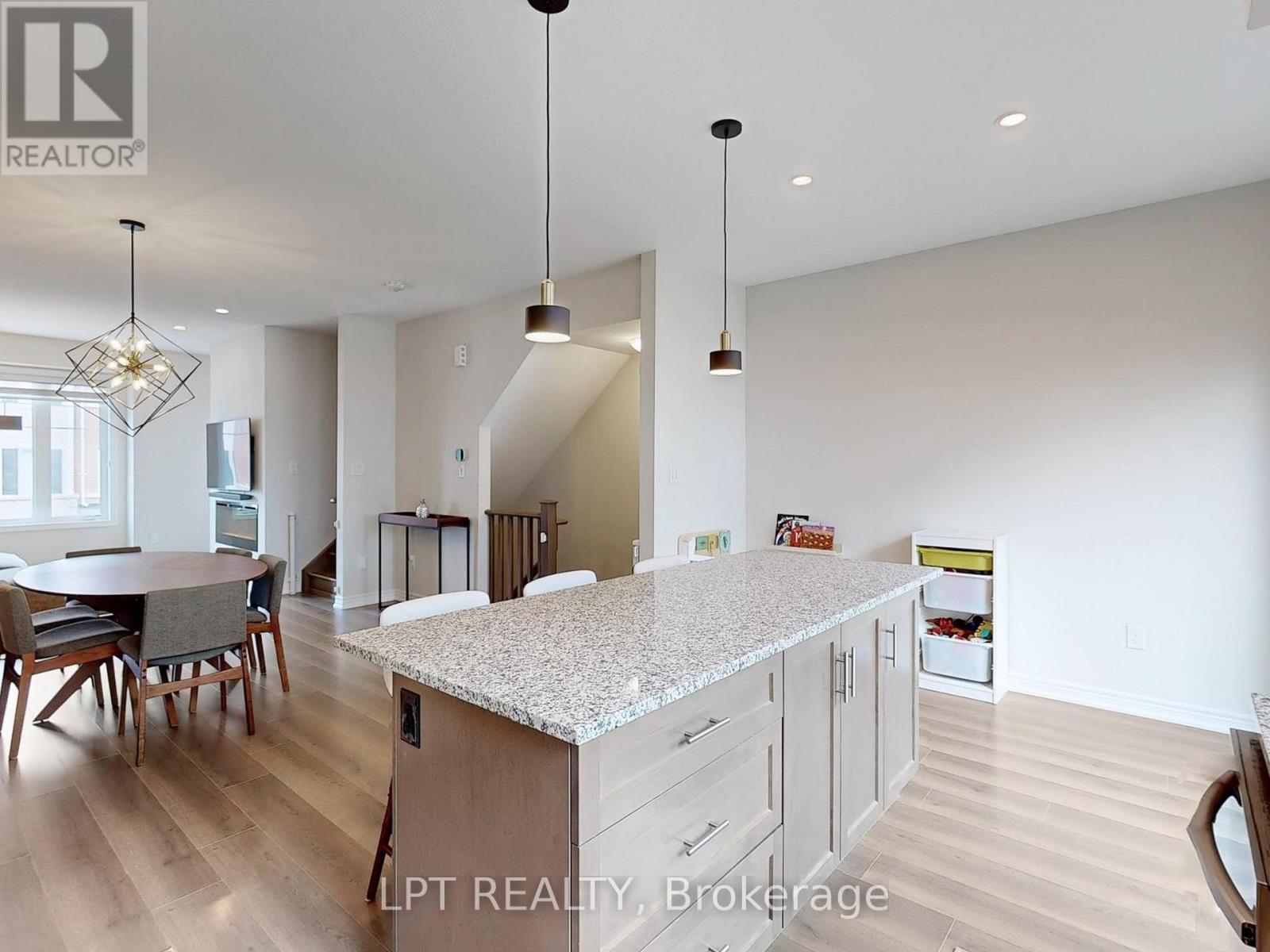 10 Snowberry Lane, Hamilton, ON - Indoor Photo Showing Dining Room