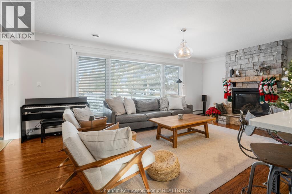 32 Lynnwood Drive, Chatham, ON - Indoor Photo Showing Living Room With Fireplace