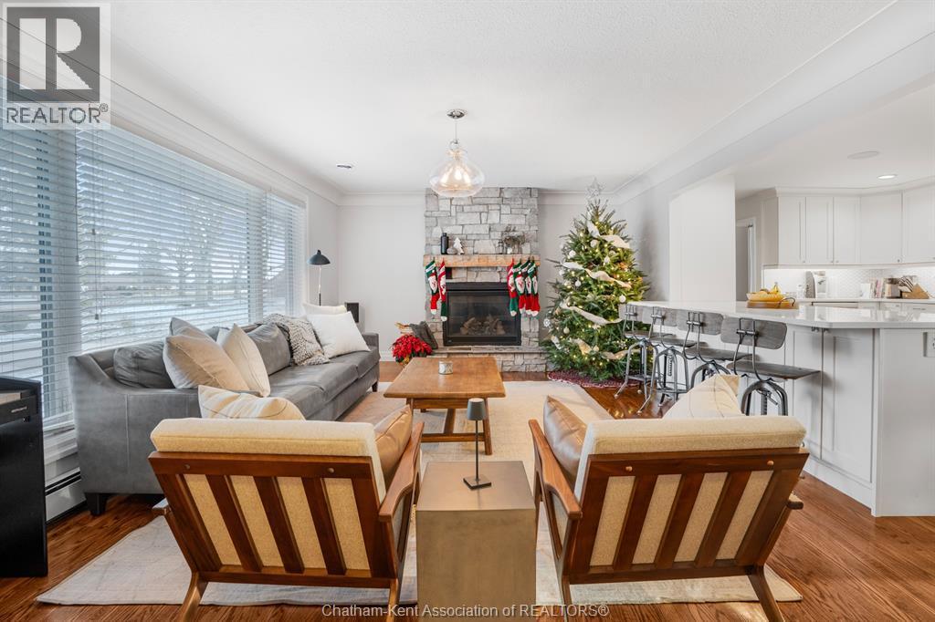 32 Lynnwood Drive, Chatham, ON - Indoor With Fireplace