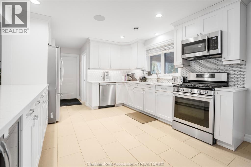 32 Lynnwood Drive, Chatham, ON - Indoor Photo Showing Kitchen