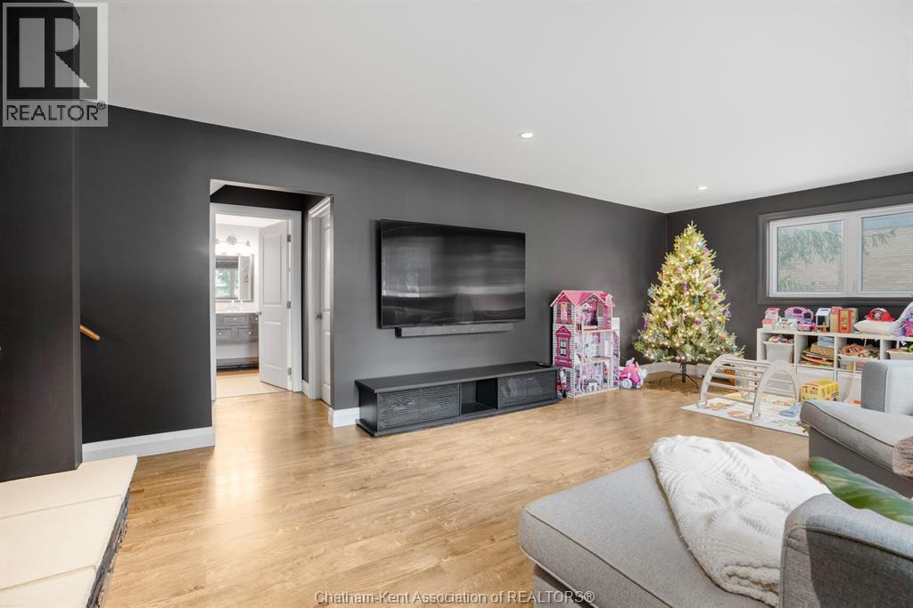 32 Lynnwood Drive, Chatham, ON - Indoor Photo Showing Living Room