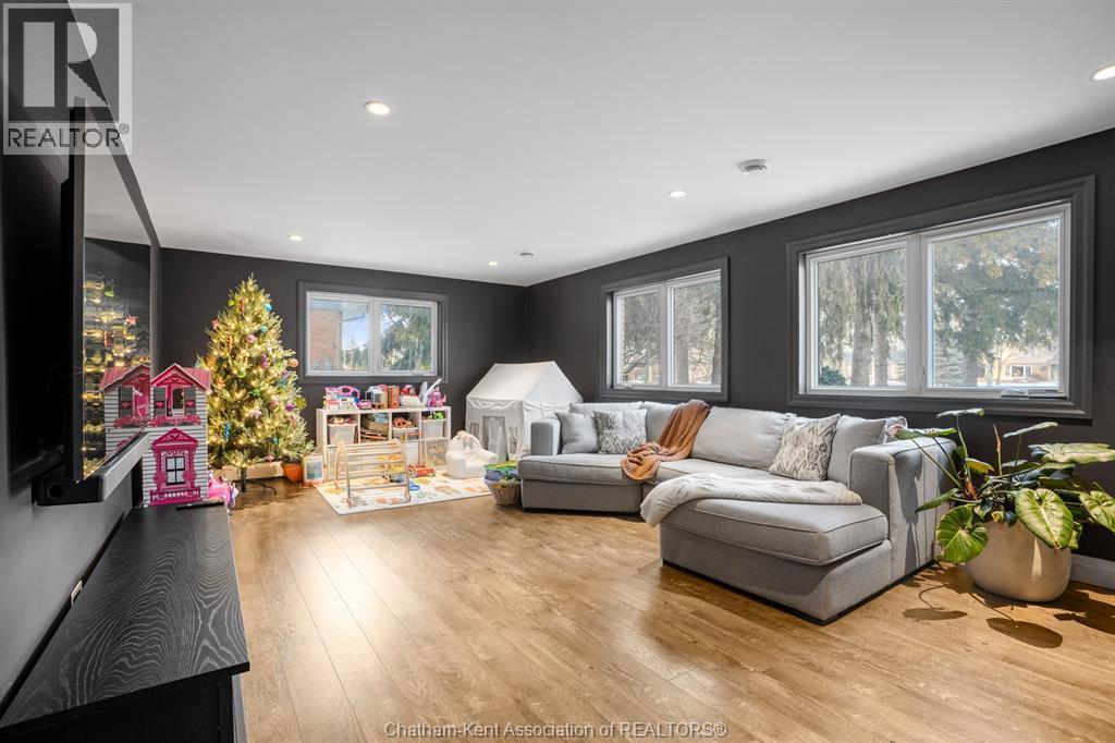 32 Lynnwood Drive, Chatham, ON - Indoor Photo Showing Living Room