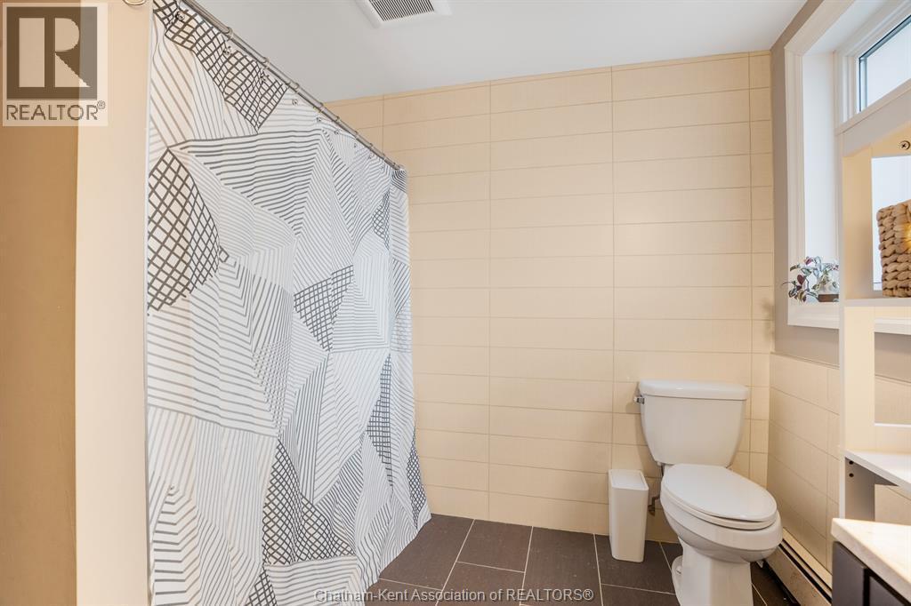 32 Lynnwood Drive, Chatham, ON - Indoor Photo Showing Bathroom