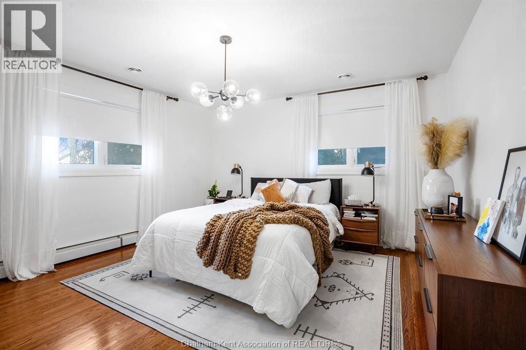 32 Lynnwood Drive, Chatham, ON - Indoor Photo Showing Bedroom