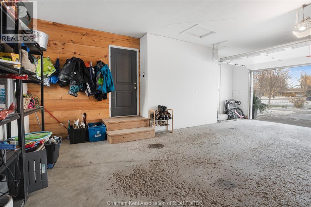32 Lynnwood Drive, Chatham, ON - Indoor Photo Showing Garage