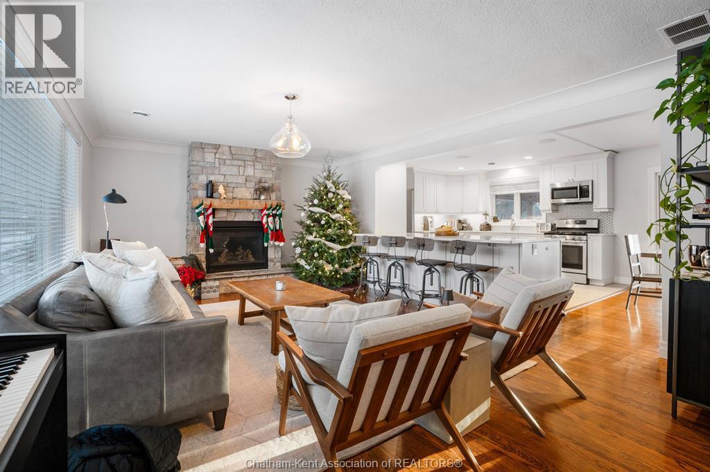 32 Lynnwood Drive, Chatham, ON - Indoor Photo Showing Living Room With Fireplace