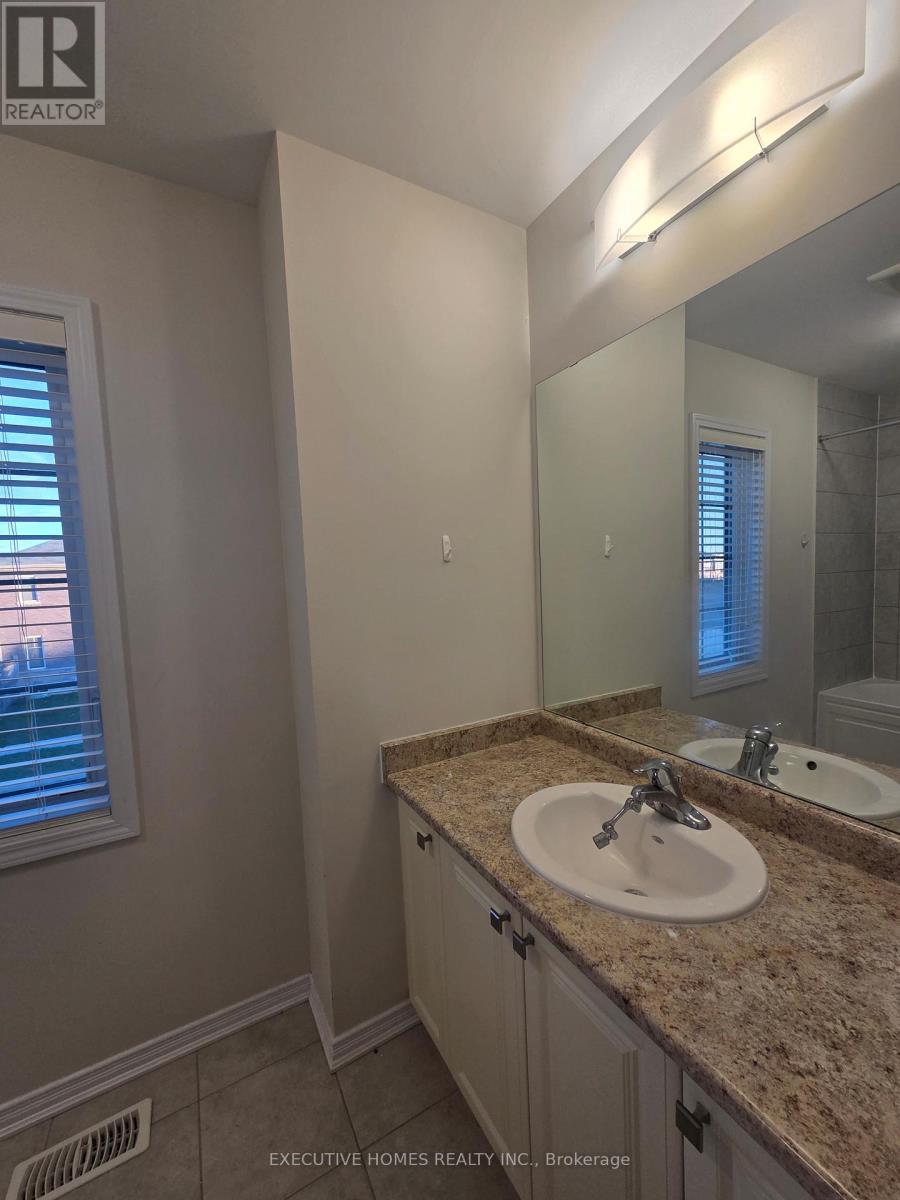 204 Maclachlan Avenue, Haldimand, ON - Indoor Photo Showing Bathroom