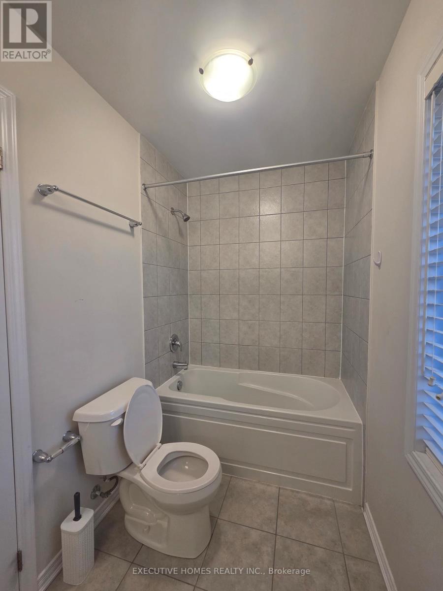204 Maclachlan Avenue, Haldimand, ON - Indoor Photo Showing Bathroom