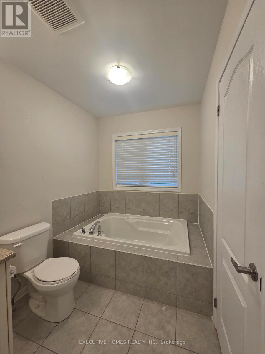 204 Maclachlan Avenue, Haldimand, ON - Indoor Photo Showing Bathroom