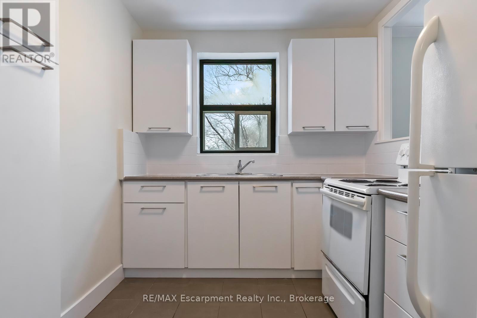 303 - 110 South Forster Park Drive, Oakville (Co Central), ON - Indoor Photo Showing Kitchen