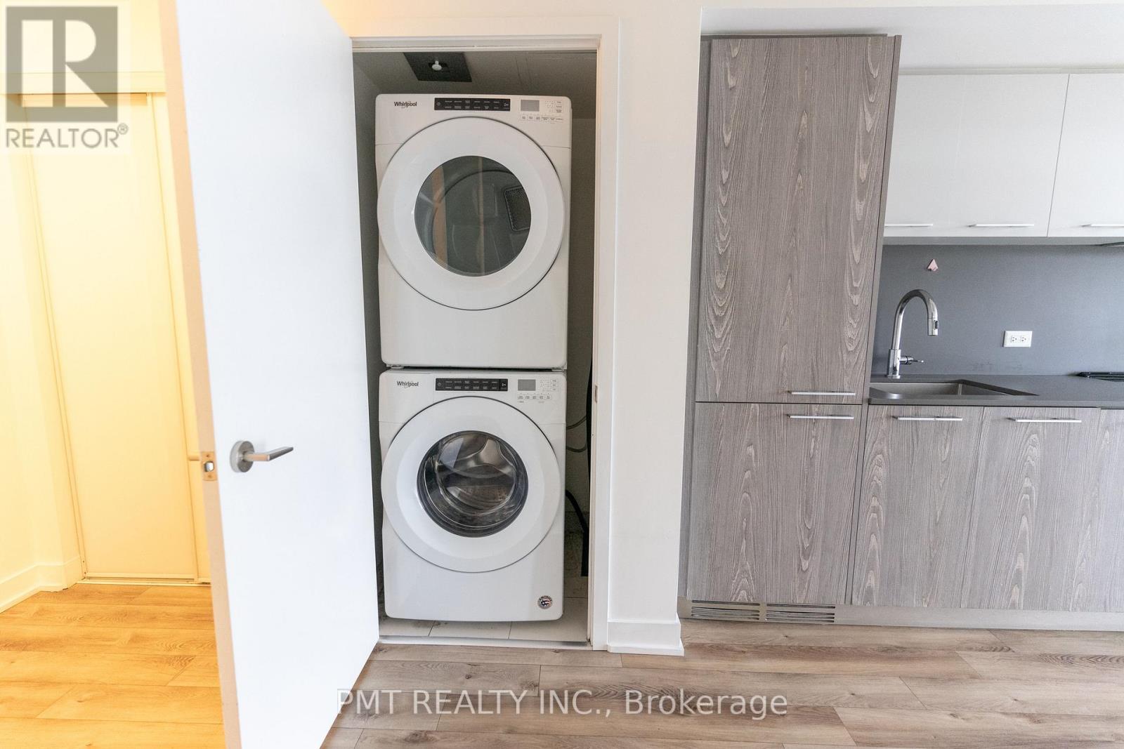 424 - 30 Baseball Place, Toronto, ON - Indoor Photo Showing Laundry Room